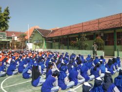 MPLS SMPN 1 Kertosono Babinsa Berikan Materi Wasbang dan PBB Tanamkan Kedisiplinan
