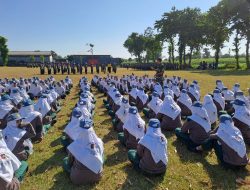 Meningkatkan Kedisiplinan Dan Jiwa Nasionalisme Kepada Siswa-Siswi Babinsa Warujayeng Melaksanakan Pelatihan PBB Di SMKN 1 Tanjunganom