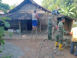 Babinsa Bersama Masyarakat Desa Oro-Oro Ombo Laksanakan Bedah Rumah Masyarakat Kurang Mampu