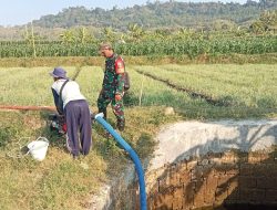 Babinsa Koramil 20 Ngluyu Terjun Langsung Dampingi Petani Pengoperasian Bantuan Pompa Air Kementan RI