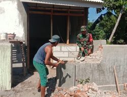 Sinergi TNI Bersama Rakyat, Babinsa Koramil 09 Ngronggot Serda Yoyok Bantu Perbaikan Rumah Warga Desa Binaan