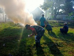 Babinsa Desa Tempuran Melaksanakan Kerja Bhakti Pembersihan Lapangan Olahraga Raga Didesa Binaannya