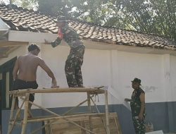 Babinsa Koramil 0810/03 Loceret Merenovasi Rumah Tidak Layak Huni (RTLH) Milik Warga Binaan
