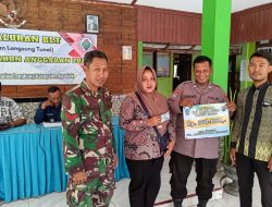 Babinsa Koramil 0810/13 Lengkong Serentak Melaksanakan Kegiatan Pendampingan Pembagian BLT-DD.