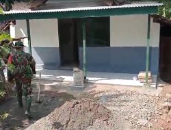 Pengamalan 8 Wajib TNI Babinsa Desa Oro-oro Ombo Bersama Warga Rehab Rumah Tidak Layak Huni