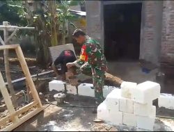 Ringankan Beban Warga Babinsa Koramil 0810/10 Tanjunganom Membantu Warga dalam Membangun Teras Rumah
