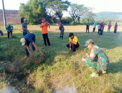 Jelang Peringatan HUT Ke – 79 RI Babinsa Koramil 0810/20 Ngluyu Bersama Warga Gotong Royong Bersihkan Lapangan