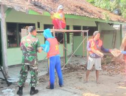 Serma Sukadi Babinsa Koramil 0810/01 Nganjuk Gotong Royong Perbaiki Gedung PKK Kelurahan Ploso