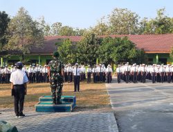 Babinsa Koramil 0810/13 Lengkong Hadir Sebagai Inspektur Upacara Hari Senin di SMPN 2 Lengkong