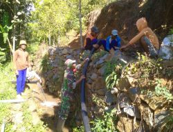 Gotong Royong Babinsa Bersama Warga Untuk Percepatan Program TNI Manunggal Air