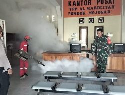 Cegah DBD Babinsa Koramil 0810/03 Loceret Mendampingi Dinas Kesehatan Lakukan Fogging