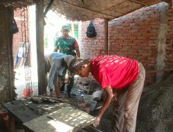 Peduli Terhadap Warganya, Babinsa Bantu Membuat Dapur