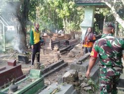 Babinsa Koramil Bagor Bersama Masyarakat Bersihkan Lingkungan Di TPU Desa Paron