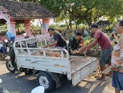 Babinsa Desa Jogomerto Bersama Masyarakat Kerja Bakti Perbaiki Pagar Makam