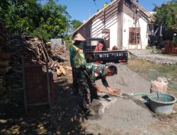 Selalu Bersama Rakyat, Babinsa Bantu Renovasi Rumah Warga