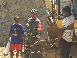 Babinsa Koramil 03 Mollo Utara Pantau Pelaksanaan Pembukaan Jalan Baru Di Desa Sonaf Kecamatan Mollo Utara