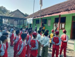 Dalam Rangka Membantu Masa Pengenalan Lingkungan Sekolah (MPLS) Babinsa Koramil Ngluyu Masuk Sekolah