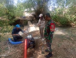 Melalui Program Pompanisasi, Babinsa Koramil 0810/18 Ngetos Terjun Langsung Bantu Petani Mengairi Sawah