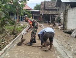 Kerja Bakti Babinsa Koramil 0810/03 Loceret Bersama Warga Membantu Pemasangan Paving