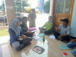 Babinsa Bersama Perangkat Desa Mempersiapkan Acara PHBN Dalam Rangka Memperingati Hari Kemerdekaan RI Ke-79