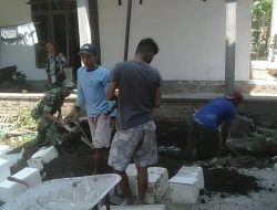 Bina Keakraban Babinsa Bersama Masyarakat Kerja Bhakti Perbaiki Rumah Warga Binaan