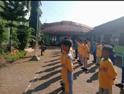 Babinsa Koramil 0810/05 Sawahan Gembleng Kedisiplinan Siswa-siswi Madrasah Tsanawiyah Al Fattah