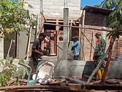 Babinsa Koramil 0810/18 Ngetos Membantu Warga Desa Blongko Membuat Pagar Rumah