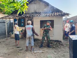 Babinsa Koramil 0810/03 Loceret Melaksanakan Kegiatan Kerja Bakti Merenovasi Rumah Warga