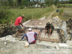 Babinsa Sogo Kerja Bakti Bersama Warga Bangun Jembatan.