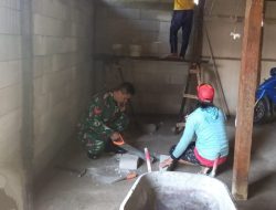 Kerja Bakti, Babinsa Koramil Wonoasri Bantu Warga Renovasi Rumah.