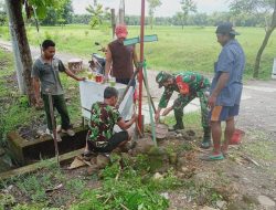 Perbaikan Tiang Lampu Jalan di Desa Kuwu oleh Babinsa dan Masyarakat.