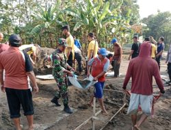 TNI-Polri Bersinergi Dalam Kegiatan Kerja Bakti Pembangunan Masjid di Desa Balerejo