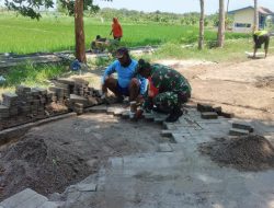 Manunggal dengan Rakyat Babinsa Koramil Balerejo Ikut Kerja Bakti Perbaikan Paving di Desa Kedungjati