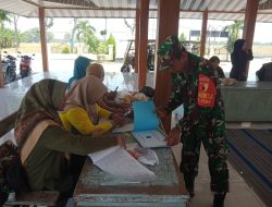 Komsos Dengan Bidan Desa, Babinsa Lakukan Pendataan Balita untuk Imunisasi di Desa Kuwu.