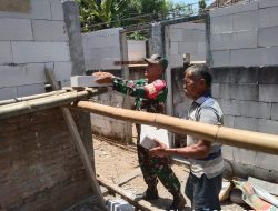 Babinsa Desa Bulakrejo Ikut Gotong Royong Pembangunan Rumah Warga.