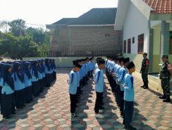 Babinsa Desa Joho Berikan Pelatihan PBB dan Dasar Kepemimpinan Bagi Siswa-siswi SMP Alkautsar.