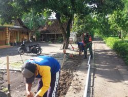 Kerja Bakti Pemasangan Pipa Saluran Air oleh Babinsa Desa Krebet