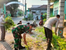 Jaga Kebersihan Lingkungan, Babinsa Bersama Perangkat Desa Prambon Kerja Bakti.