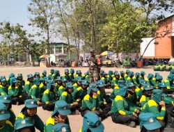 Anggota Koramil Wonoasri Berikan Pembekalan Wawasan Kebangsaan dan Pelatihan PBB di SMKN 1 Wonoasri