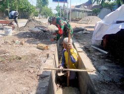 Babinsa dan Warga Bahu membahu Kerja Bakti Perbaiki Saluran Air di Desa Ngale.