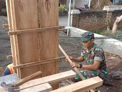Babinsa Koramil 0810/03 Loceret Melaksanakan Kegiatan Kerja Bakti Membantu Warga Pengecoran Tiang Rumah Di Desa Binaan.