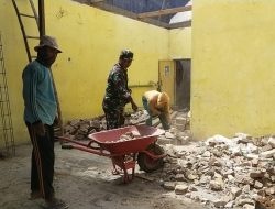 Bantu Kesulitan Rakyat Babinsa Sempatkan Waktunya Ikut Membantu Bangun Rumah Warga