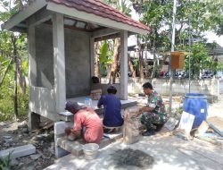 Demi Menjaga Keamanan Serta Lingkungan Wilayah Binaan Babinsa Bersama Warga Mendirikan Pos Kamling.