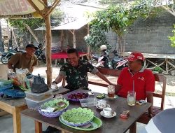 Akrab Babinsa Koramil 0810/10 Tanjunganom Komsos Dengan Warga Binaan Di Warung Kopi