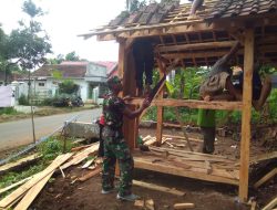 Serda Suyadi Bersama Warga Kerja Bakti Pembuatan Rumah Keranda di Pemakaman Umum Dusun Joho