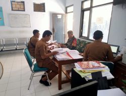 Babinsa Laksanakan Komsos Sebagai Sarana Kebersamaan Membangun Keakraban Dengan Masyarakat