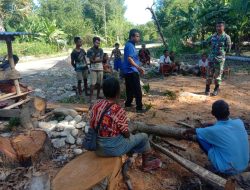 Musim Penghujan Tiba, Babinsa Kodim 1621/TTS Himbau Warga Waspada Bencana Banjir Dan Tanah Longsor