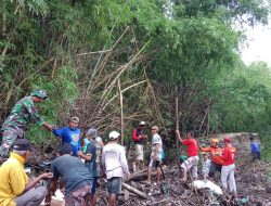 Antisipasi Banjir, Babinsa Desa Kedungdowo Koramil Nganjuk Bersama Warga Bersihkan Aliran Sungai