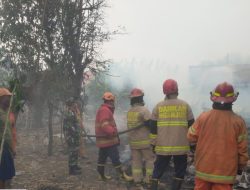 Gerak Cepat Babinsa Koramil 0810/15 Rejoso Bantu Pemadaman Kebakaran Rumah warga
