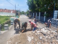 Babinsa dan Bhabinkamtibmas Desa Jiwan Ikut Gotong Royong Perbaikan Jalan